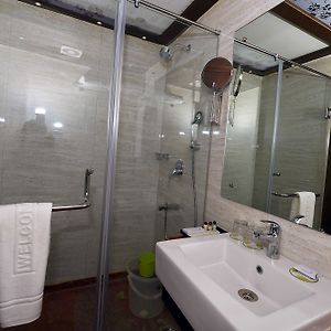 Elita Room